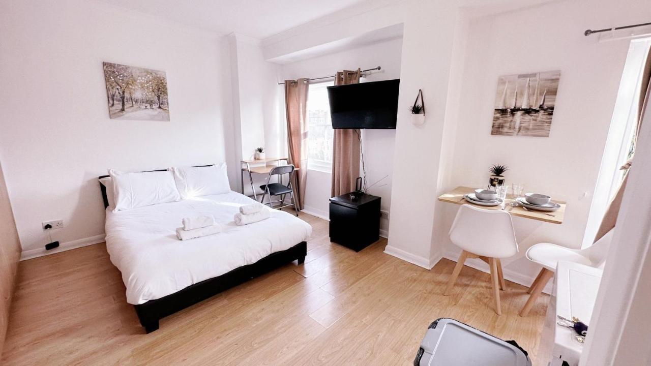 Appartement Charming Studio Flat With Private Balcony And Patio In The Heart Of Chelsea *